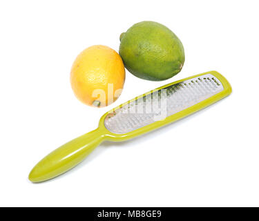 Acciaio inossidabile zester della griglia e la scorza di limone grattugiata, isolati su sfondo bianco Foto Stock