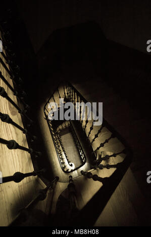 Scale a chiocciola, pavimento in legno in appartamento. Spagna Foto Stock