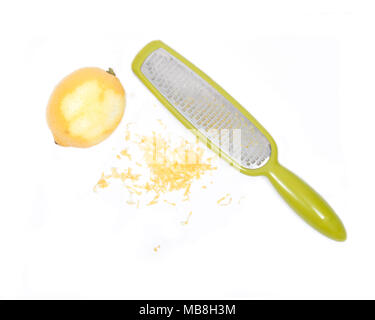 Acciaio inossidabile zester della griglia e la scorza di limone grattugiata, isolati su sfondo bianco Foto Stock