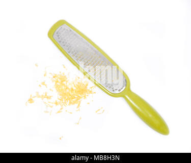 Acciaio inossidabile zester della griglia e la scorza di limone grattugiata, isolati su sfondo bianco Foto Stock