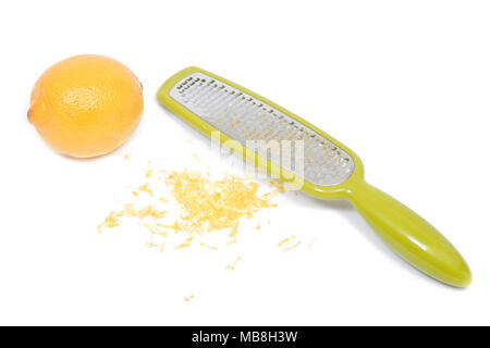 Acciaio inossidabile zester della griglia e la scorza di limone grattugiata, isolati su sfondo bianco Foto Stock