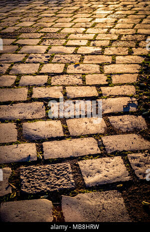 Giardino la pavimentazione di pietra lavica blocchi, al tramonto Foto Stock