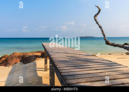 Percorso di legno a Mun Nork Isola, Rayong Thailandia Foto Stock