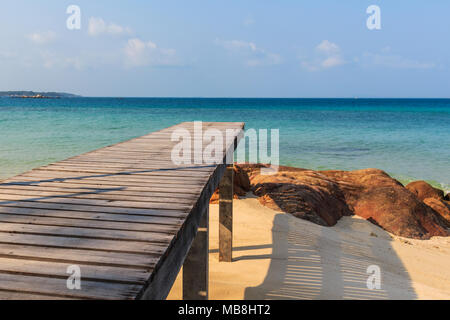 Percorso di legno a Mun Nork Isola, Rayong Thailandia Foto Stock