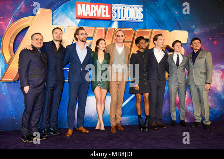 Da sinistra a destra, Joe Russo, Sebastian Stan, Tom Hiddleston, Elizabeth Olsen, Paul Bettany, Letitia Wright, Benedetto Cumberbatch, Tom Holland e Antonio Russo che frequentano i vendicatori: guerra infinita UK Fan event tenutosi presso gli studi televisivi in Città Bianca, Londra. Foto Stock