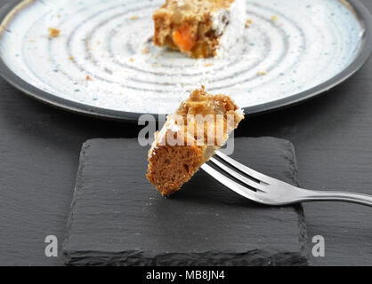 Il Natale lo Stollen sulla forcella e ardesia Foto Stock
