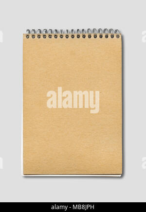 Spirale notebook chiuso mockup, marrone coperchio carta, isolato su grigio Foto Stock