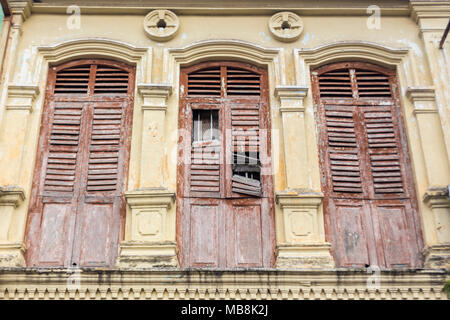 Vecchia finestra coloniale architettura in legno in Ipoh Malaysia a sud est asiatico. Foto Stock