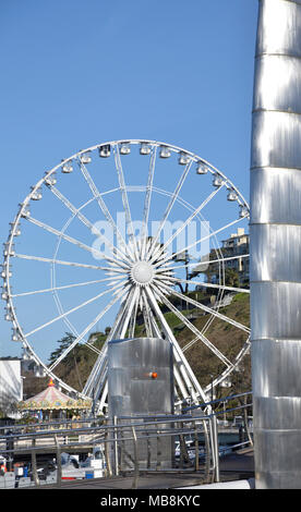 Torquay porto e marina sulla Riviera Inglese nel Devon con la Riviera Inglese ruota di attrazione turistica e il Teatro Principessa Foto Stock