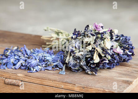 Petali di fiori secchi su scatola di legno Foto Stock