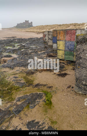 Serbatoio anti difese a Bamburgh beach Foto Stock