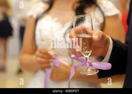 Champagne per la sposa e lo sposo a ricevimento di nozze Foto Stock