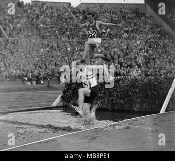 1948 Giochi Olimpici.Londra. Atleta britannico Peter 'apt' Curry competere nel 3000 metri di siepi. Curry in pensione dal atletica alla fine dell'anno ed è diventato uno dei paesi leader di barristers.Curry rappresentato John Lennon, George Harrison e Ringo Starr in una causa in tribunale contro Paul McCartney su Apple record di società nel 1975 e all'inizio degli anni ottanta ha rappresentato gli investitori del Banco Ambrosiano e ha tentato di recuperare denaro riciclato dalla banca dalla mafia siciliana. Foto Stock