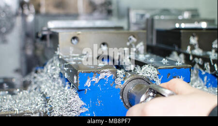 Seghe di metallo per lavorazione CNC e la preparazione di un nuovo prodotto. Foto Stock