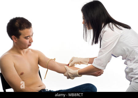 Un medico donna iniezioni in vena o richiede un esame del sangue dalla vena della mano del paziente di East Asian aspetto. Foto Stock