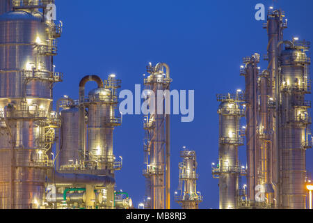 Industria chimica delle torri di distillazione dettaglio di notte. Sfondo petrolchimica. Foto Stock