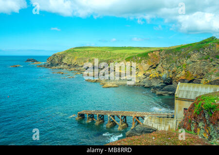 Una casa-barca e scalo in una piccola baia a Lizard Point in Cornovaglia, la parte più meridionale delle Isole Britanniche Foto Stock