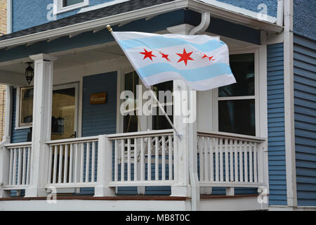 I residenti di Chicago sono orgogliosi della loro città e volano frequentemente è iconico bandiera dalle loro case. Foto Stock