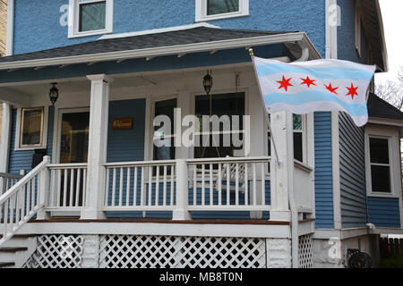 I residenti di Chicago sono orgogliosi della loro città e volano frequentemente è iconico bandiera dalle loro case. Foto Stock