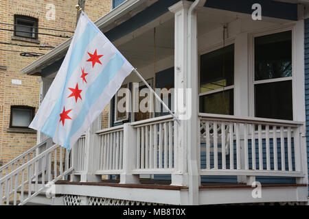 I residenti di Chicago sono orgogliosi della loro città e volano frequentemente è iconico bandiera dalle loro case. Foto Stock