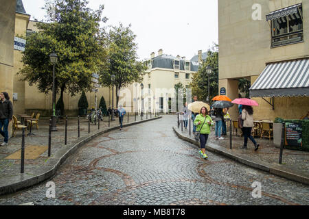 Camminando per le strade di Parigi nel mese di maggio. La leggera pioggerella potrebben'tt rovinare l'umore... Foto Stock