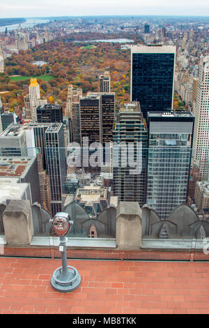 Guardando verso il basso in corrispondenza di Central Park di New York circondato da edifici Foto Stock