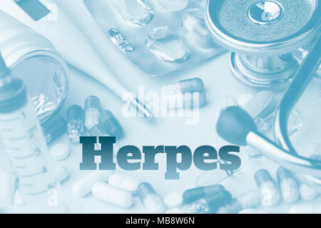 Herpes - diagnosi scritto su un pezzo di carta bianco. La siringa e il vaccino con farmaci. Tonica Foto Stock