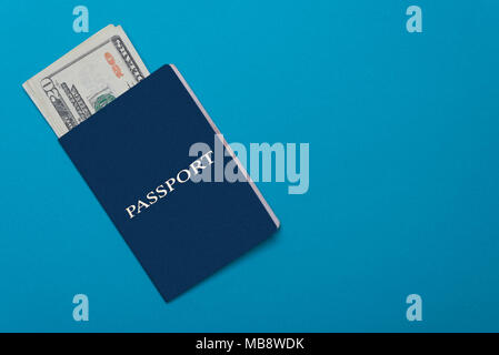 Passaporto blu giacente sullo sfondo Foto Stock