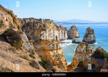 Vista in elevazione delle coste frastagliate e scogliere, Ponta da Piedade, Algarve, Portogallo, dell'Europa. Foto Stock