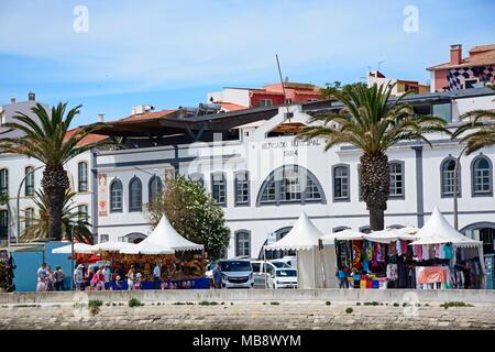 Vista del Mercato Comunale lungo la Avenida dos Descobrimentos con bancarelle del mercato in primo piano, Lagos, Algarve, Portogallo, dell'Europa. Foto Stock