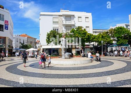 Dom Sebastiao scultura in Praca Gil Eanes con turisti che si godono la impostazione, Lagos, Algarve, Portogallo, dell'Europa. Foto Stock