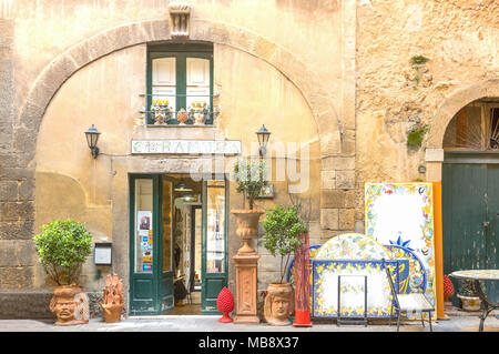 Caltagirone, Italia - 17 Febbraio 2018: Sicilia isola, un vecchio negozio di ceramiche tipiche worhs nella città vecchia Foto Stock
