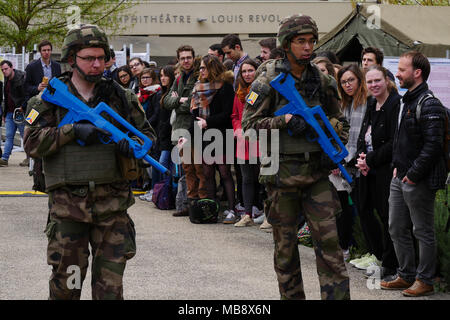 I soldati pattugliano durante un drill, Lione, Francia Foto Stock