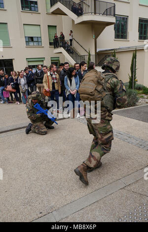 I soldati pattugliano durante un drill, Lione, Francia Foto Stock