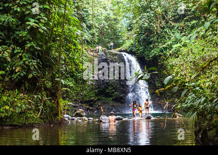 Pedro Vicente, Ecuador - Agosto 28, 2015: gruppo di unidentified giovani prendere un bagno nelle cascate El Encuentro in Pedro Vicente. Foto Stock