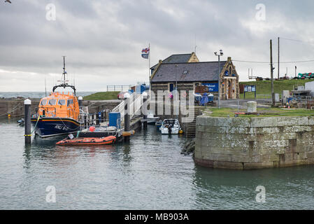 RNLI Classe Tamar scialuppa di salvataggio John Buchanan Barr ormeggiata in porto a Portpatrick, South Western Scotland Regno Unito. Foto Stock