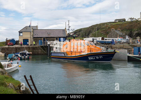 RNLI Classe Tamar scialuppa di salvataggio John Buchanan Barr ormeggiata in porto a Portpatrick, South Western Scotland Regno Unito. Foto Stock