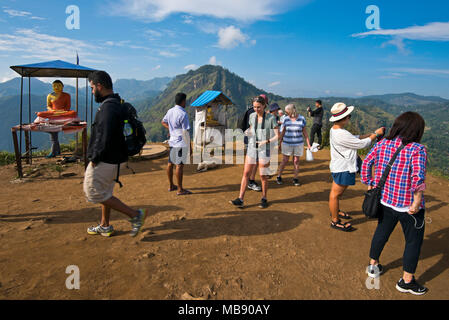 Vista orizzontale del Buddha santuario in cima poco Adam's Peak in Ella, Sri Lanka. Foto Stock