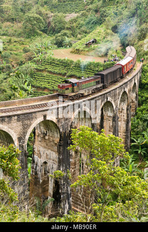 Vista verticale di un treno che attraversa il nove archi ponte in prossimità di Ella, Sri Lanka. Foto Stock