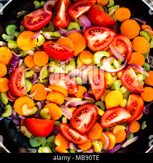 Pan di acq verdure fritte di cottura Ingredienti Foto Stock