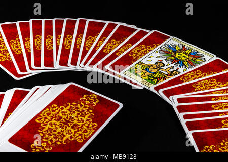 Gli amanti card ha rivelato nei Tarocchi di Marsiglia Foto Stock