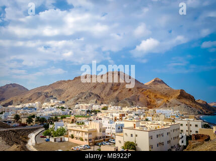 Piccolo e sonnolento villaggio con le montagne e il cielo blu in background. In Muscat Oman. Foto Stock