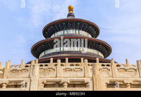 La sala di preghiera per i buoni raccolti con colonna di pietra recinzione in primo piano e il Tempio del Paradiso complesso museale, Pechino, Cina Foto Stock