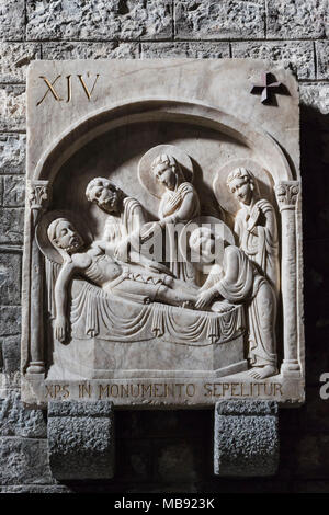 Ripoll, provincia di Girona, in Catalogna, Spagna. Quattordicesima Stazione della croce, Gesù è collocato nella sua tomba nel monastero di Santa Maria de Ripoll. Il Foto Stock