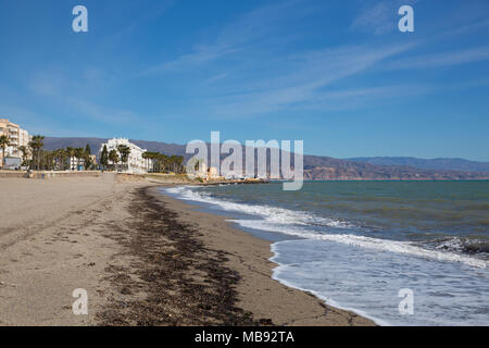 Roquetas de Mar spiaggia di Costa de Almería, Andalucía Spagna vista verso il castello e il faro Foto Stock