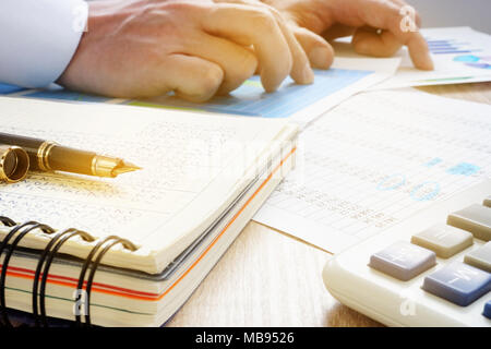 Manager che lavora con i documenti aziendali in ufficio. Audit finanziario. Foto Stock