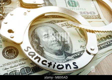 Parola sanzioni su un manette e American le fatture del dollaro. Economico misure restrittive. Foto Stock