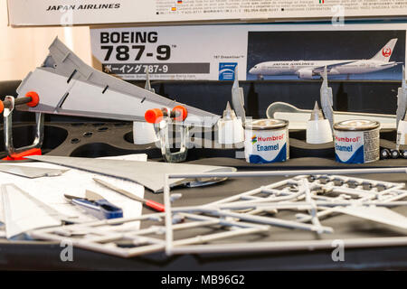 In Inghilterra. Hasagawa Boeing aereo kit hobby, modello pezzi disposti su workbase con vernici, spazzole e altri strumenti durante la fase di verniciatura e assemblaggio. Foto Stock