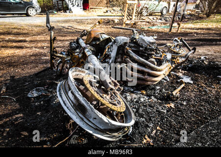 Bruciò motociclo dopo un incidente sdraiato Foto Stock