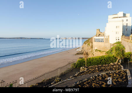 Guardando verso il basso sulla spiaggia del castello in Tenby, Galles da Castle Hill nel primo mattino sunshine Foto Stock